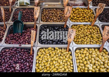 Variété d'olives sur le marché de Kapani dans la ville de Thessalonique, Grèce Banque D'Images