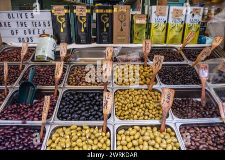 Variété d'olives sur le marché de Kapani dans la ville de Thessalonique, Grèce Banque D'Images