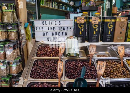 Variété d'olives sur le marché de Kapani dans la ville de Thessalonique, Grèce Banque D'Images