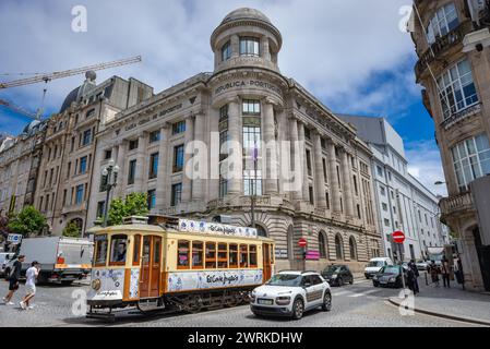 Bâtiments et tramway historique sur la place de la liberté dans la ville de Porto, Portugal Banque D'Images