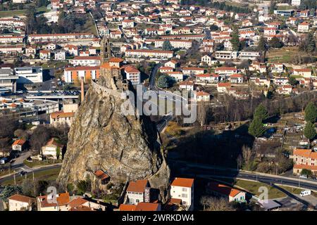 Église Saint-Michel d’Aiguilhe sur son rocher dominant la ville près du Puy-en-Velay en Auvergne, depuis le Rocher Corneille Banque D'Images