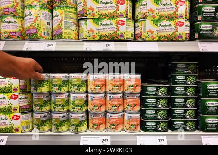 Les légumes en conserve dans un supermarché d'allée Banque D'Images