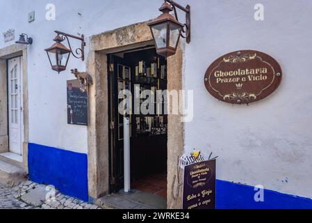 Chocolateria Prazer E Vício boutique sur la rue Rua Direita dans la ville d'Obidos, région d'Oeste, district de Leiria au Portugal Banque D'Images