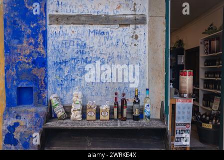 Magasinez sur la rue Rua Direita dans la ville d'Obidos, région d'Oeste, district de Leiria au Portugal Banque D'Images