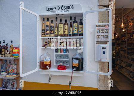 Magasin d'alcool sur la rue Rua Direita dans la ville d'Obidos, région d'Oeste, district de Leiria au Portugal Banque D'Images