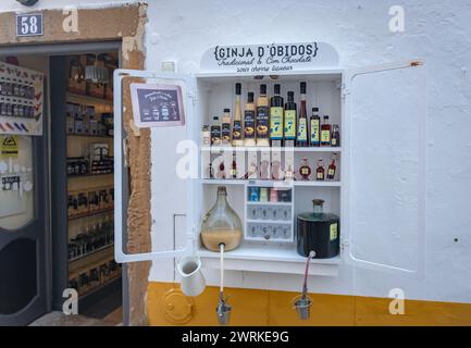 Magasin d'alcool sur la rue Rua Direita dans la ville d'Obidos, région d'Oeste, district de Leiria au Portugal Banque D'Images