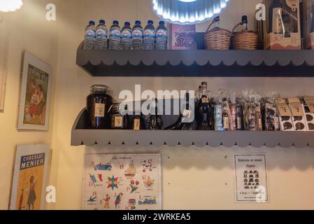 Magasin d'alcool sur la rue Rua Direita dans la ville d'Obidos, région d'Oeste, district de Leiria au Portugal Banque D'Images