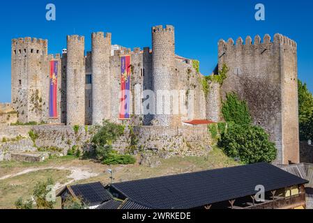 Château dans la ville d'Obidos, région d'Oeste, district de Leiria au Portugal, vue avec la tour D. Fernando Banque D'Images