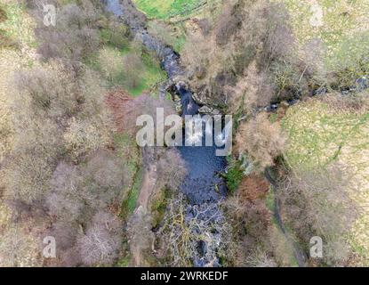 vue aérienne de dron de lumb falls cascade près du pont hebden dans calderdale west yorkshire Banque D'Images