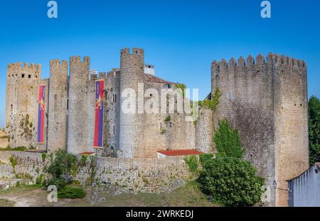 Château dans la ville d'Obidos, région d'Oeste, district de Leiria au Portugal, vue avec la tour D. Fernando Banque D'Images