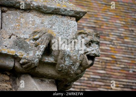 Une gargouille sur l'église All Saints, Buckworth, Cambridgeshire, Angleterre, Royaume-Uni Banque D'Images