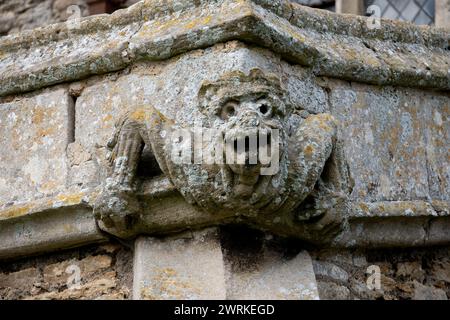 Une gargouille sur l'église All Saints, Buckworth, Cambridgeshire, Angleterre, Royaume-Uni Banque D'Images