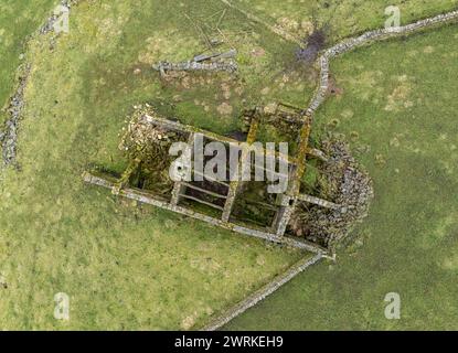 prise de vue aérienne par drone d'un farmohouse abandonné sur les landes de pennine west yorkshire Banque D'Images