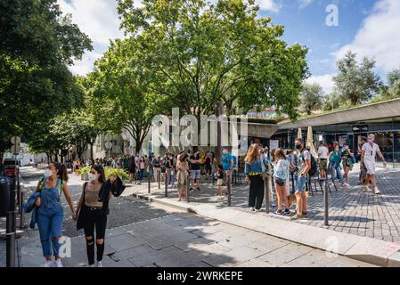 Les gens attendent l'entrée à Livraria Lello, célèbre librairie dans la ville de Porto, Portugal Banque D'Images