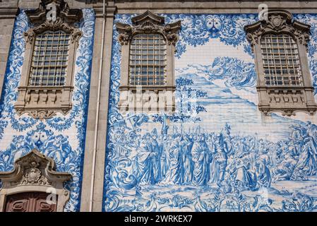 Détails de la façade avec des tuiles azulejos de l'église Carmo dans la ville de Porto, Portugal Banque D'Images