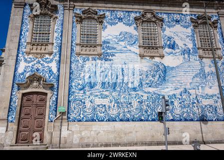 Détails de la façade avec des tuiles azulejos de l'église Carmo dans la ville de Porto, Portugal Banque D'Images