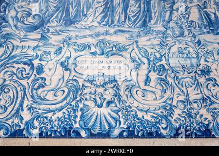 Détails de la façade avec des tuiles azulejos de l'église Carmo dans la ville de Porto, Portugal Banque D'Images