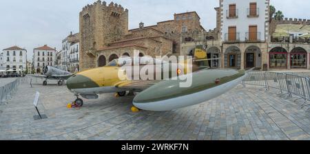 Caceres, Espagne - 27 mai 2021 : exposition de l'aviation militaire espagnole. Place principale de Caceres, Espagne Banque D'Images