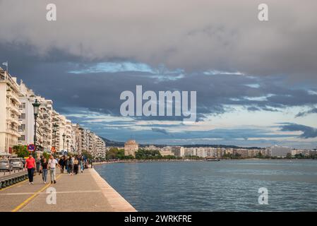 Promenade le long de Nikis Avenue dans la ville de Thessalonique, Grèce. Tour blanche sur fond Banque D'Images