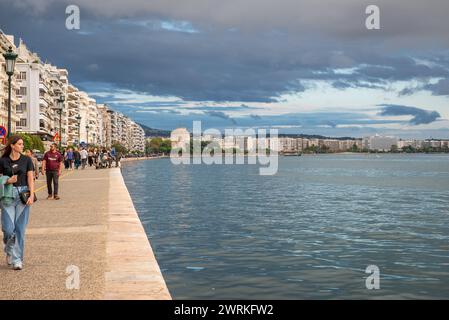 Promenade le long de Nikis Avenue dans la ville de Thessalonique, Grèce. Tour blanche sur fond Banque D'Images