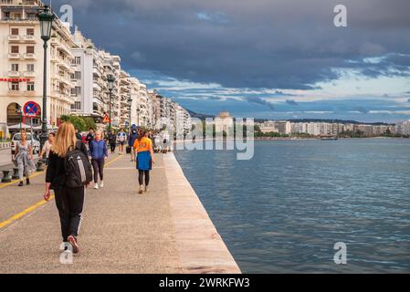 Promenade le long de Nikis Avenue dans la ville de Thessalonique, Grèce. Tour blanche sur fond Banque D'Images