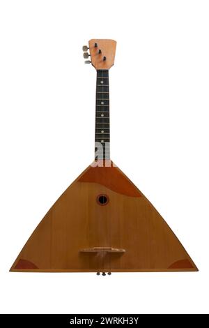 balalaika instrument de musique russe à cordes avec un corps creux triangulaire caractéristique en bois, manche fretté et trois cordes isolées sur blanc Banque D'Images