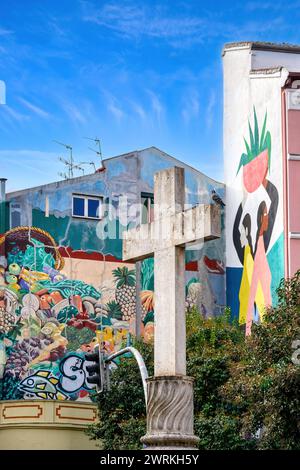 Croix religieuse chrétienne et graffiti d'art urbain à Madrid, Espagne Banque D'Images