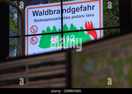 Hoyerswerda, Allemagne. 13 mars 2024. Une photo d'un panneau « danger d'incendie de forêt » est affichée sur les écrans du système de surveillance du centre de contrôle de la caserne de pompiers principale dans le cadre d'un événement de presse marquant les « 20 ans du système automatique d'alerte précoce en cas d'incendie de forêt » (AWFS). Le centre de contrôle effectue un suivi conjoint avec les pompiers pour les districts de Görlitz, Bautzen, Meißen et Saxe du Nord. Crédit : Robert Michael/dpa/Alamy Live News Banque D'Images