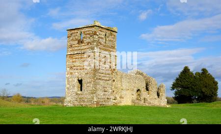 Église de Knowlton, Dorset. Une église abandonnée du XIVe siècle construite avec un henge préhistorique - John Gollop Banque D'Images