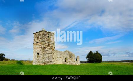 Église de Knowlton, Dorset. Une église abandonnée du XIVe siècle construite avec un henge préhistorique - John Gollop Banque D'Images