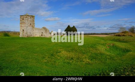 Église de Knowlton, Dorset. Une église abandonnée du XIVe siècle construite avec un henge préhistorique - John Gollop Banque D'Images