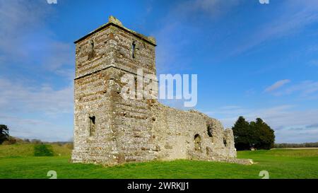 Église de Knowlton, Dorset. Une église abandonnée du XIVe siècle construite avec un henge préhistorique - John Gollop Banque D'Images