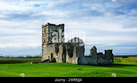 Église de Knowlton, Dorset. Une église abandonnée du XIVe siècle construite avec un henge préhistorique - John Gollop Banque D'Images