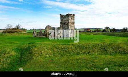 Église de Knowlton, Dorset. Une église abandonnée du XIVe siècle construite avec un henge préhistorique - John Gollop Banque D'Images