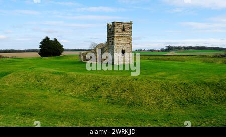 Église de Knowlton, Dorset. Une église abandonnée du XIVe siècle construite avec un henge préhistorique - John Gollop Banque D'Images