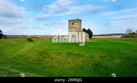 Église de Knowlton, Dorset. Une église abandonnée du XIVe siècle construite avec un henge préhistorique - John Gollop Banque D'Images