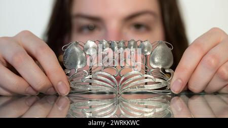 Bellmans, Londres, Royaume-Uni. 13 mars 2024. Bellmans Fine Art Auctioneers prévisualise les œuvres des ventes à venir. Les faits saillants incluent : la collection Anthony Gardner, Liberty & Co Silbver boucle de ceinture Art Nouveau de 1900, vente aux enchères le 16 avril dans le Sussex. Crédit : Malcolm Park/Alamy Live News Banque D'Images