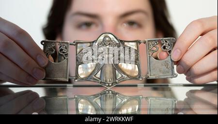 Bellmans, Londres, Royaume-Uni. 13 mars 2024. Bellmans Fine Art Auctioneers prévisualise les œuvres des ventes à venir. Les points forts incluent : la collection Anthony Gardner, boucle de ceinture en argent et en nacre, design Art Nouveau, vente aux enchères le 16 avril dans le Sussex. Crédit : Malcolm Park/Alamy Live News Banque D'Images