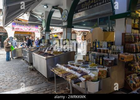 Stand avec des variétés d'olives sur le marché alimentaire de Kapani dans la ville de Thessalonique, Grèce Banque D'Images