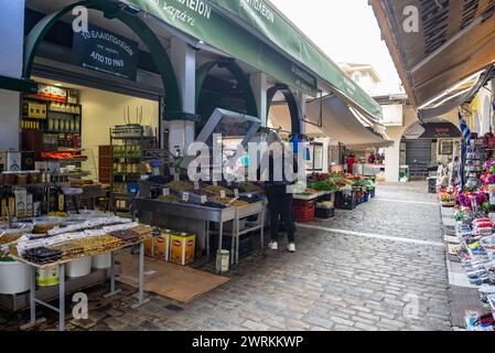 Stand avec des variétés d'olives sur le marché alimentaire de Kapani dans la ville de Thessalonique, Grèce Banque D'Images