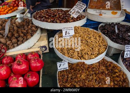 Grenades et noix sur le marché alimentaire Kapani dans la ville de Thessalonique, Grèce Banque D'Images