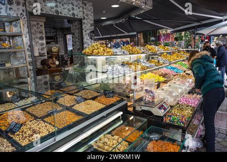 Magasins avec des noix, des fruits secs et des bonbons sur le marché alimentaire de Kapani dans la ville de Thessalonique, Grèce Banque D'Images