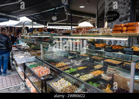 Magasins avec des noix, des fruits secs et des bonbons sur le marché alimentaire de Kapani dans la ville de Thessalonique, Grèce Banque D'Images