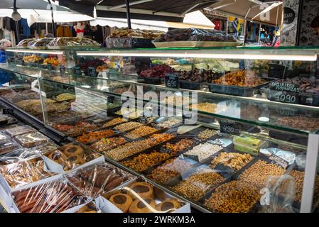 Magasins avec des noix, des fruits secs et des bonbons sur le marché alimentaire de Kapani dans la ville de Thessalonique, Grèce Banque D'Images