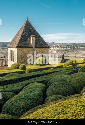 Vézac, Nouvelle-Aquitaine, France - 7 mars 2024 - classés Monument historique national, les jardins de Marqueyssac sont les plus visités de Sout Banque D'Images