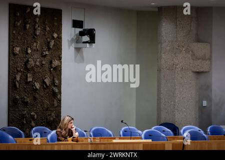 LA HAYE - le ministre sortant Dilan Yesilgoz (Justice et sécurité) lors d'un débat à la Chambre des représentants sur le traitement des données dans l'approche personnelle de la radicalisation et des activités terroristes. ANP ROBIN VAN LONKHUIJSEN pays-bas OUT - belgique OUT Banque D'Images