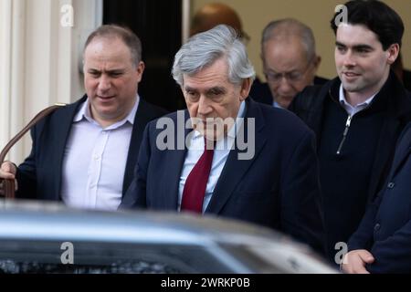 Londres, Royaume-Uni. 11 mars 2024. Gordon Brown, ancien premier ministre travailliste, quitte l'Institut pour le gouvernement après le lancement du rapport final de la Commission sur le Centre du gouvernement. (Photo de Tejas Sandhu/SOPA images/Sipa USA) crédit : Sipa USA/Alamy Live News Banque D'Images