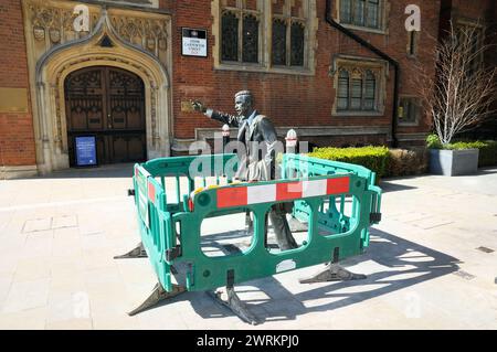 Barrières de sécurité en plastique vert autour de la statue en bronze 'Taxi' par J Seward Johnson, Jr. Streetscene Improvement Works, John Carpenter Street, Londres, Royaume-Uni Banque D'Images