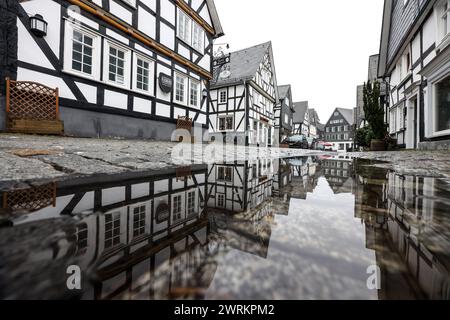 Schmuddeliges und ungemuetliches ungemütliches Wetter im Siegerland. Tristesse in der Altstadt von Freudenberg, einem Beliebten Touristenziel, Reiseziel in Suedwestfalen Südwestfalen. Die Fachwerkhaeuser spiegeln sich in einer Pfuetze Pfütze Winter im Siegerland AM 13.03.2024 in Freudenberg/Deutschland. *** Mauvais temps sale et inconfortable à Siegerland Tristesse dans la vieille ville de Freudenberg, une destination touristique populaire en Westphalie du Sud Westphalie du Sud les maisons à colombages se reflètent dans une flaque d'eau hiver à Siegerland le 13 03 2024 à Freudenberg Allemagne Banque D'Images