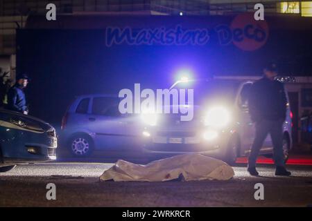 Naples, Italie. 12 mars 2024. À San Giovanni a Teduccio, une banlieue de Naples, un homme, Salvatore Coppola, a été tué dans la rue par une camorra (mafia locale) soupçonnée. La police enquêtrice était sur les lieux du crime où le corps de Salvatore Coppola a été retrouvé. Crédit : Agence photo indépendante/Alamy Live News Banque D'Images